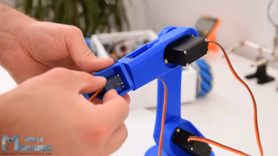 Arduino Robot - Mounting the Wrist Joint Servo Motor