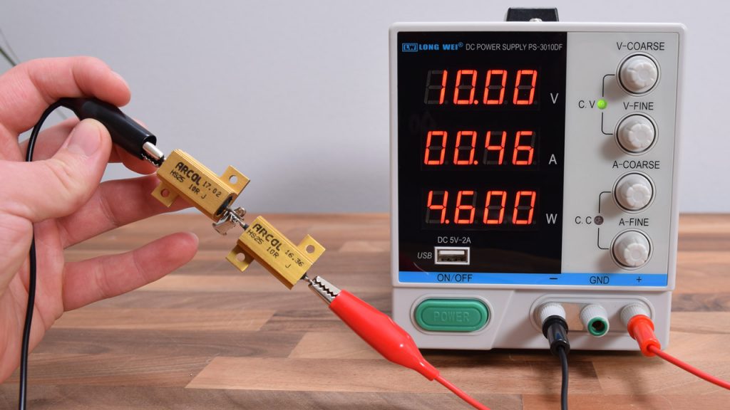 Flusso di corrente di due resistori da 10 ohm a 10V - Test di alimentazione CC regolabile